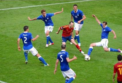 انتخاب إنييستا أفضل لاعب في كأس أوروبا 2012 لكرة القدم